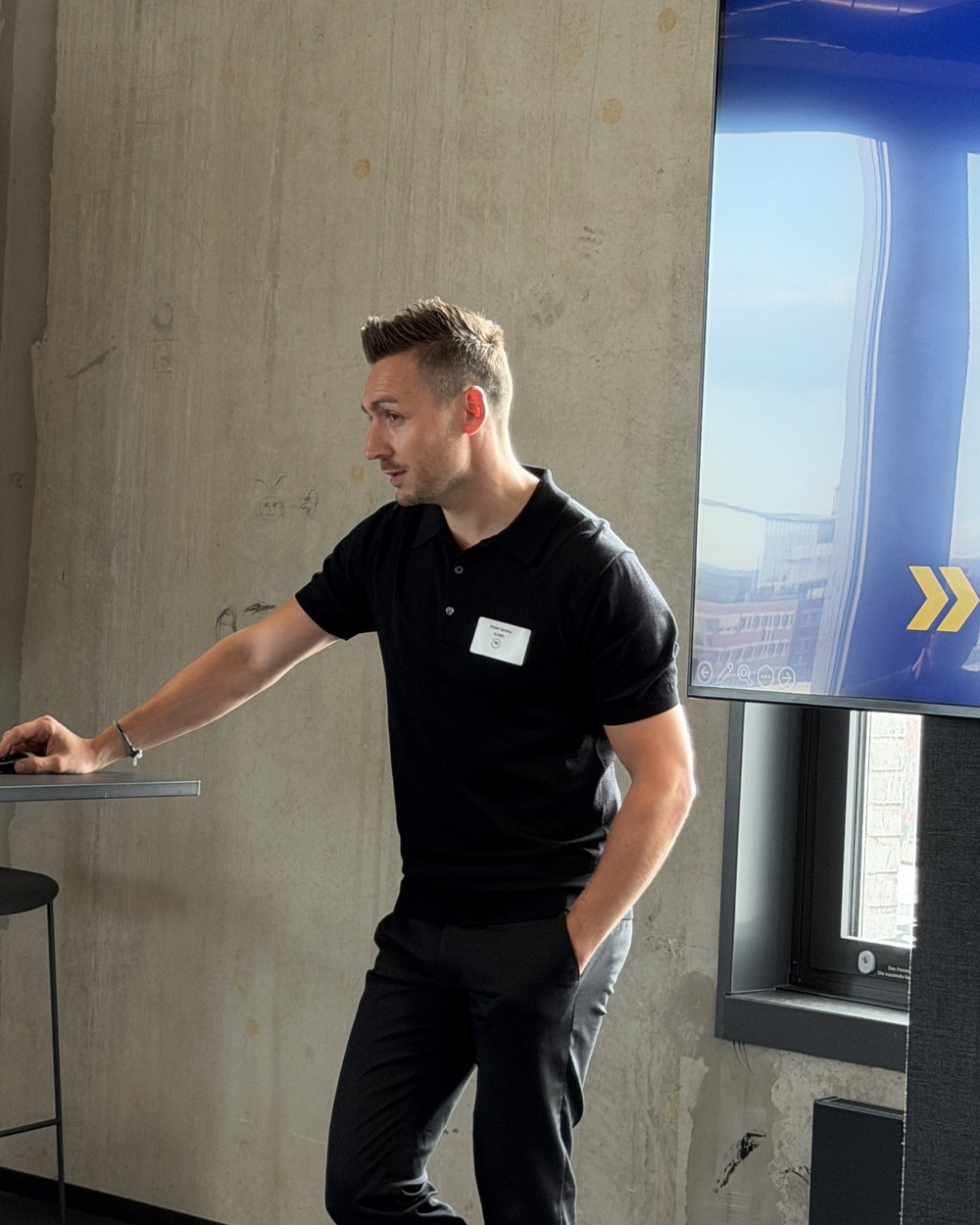 Robert Schöne bei einer Live-Demo am Laptop